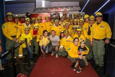 Lee más sobre el artículo Más de 100 bomberos fueron invitados especiales en la Premiere de “Jugando con Fuego”