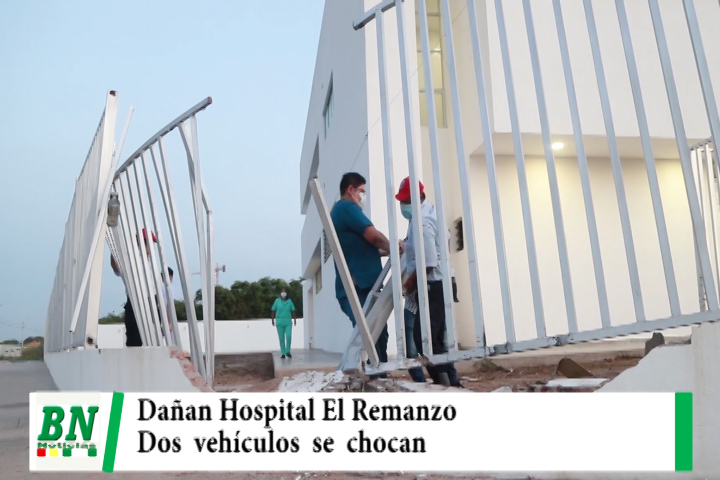 Lee más sobre el artículo Dos vehículos se chocan y dañan parte de la estructura del Hospital El Remanzo