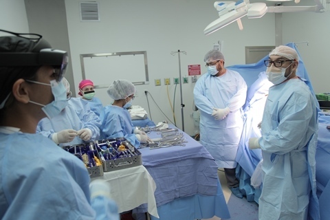 Lee más sobre el artículo La Clínica Foianini marca un hito en Bolivia al realizar la primera cirugía asistida con realidad mixta