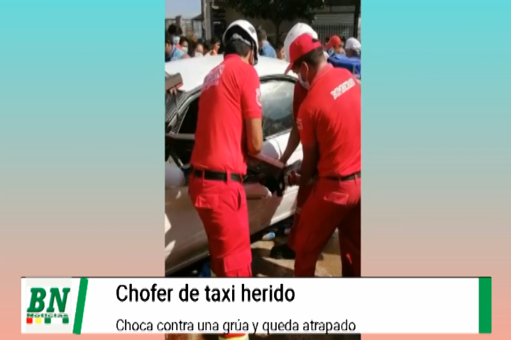 Lee más sobre el artículo Chofer queda atrapado tras chocar su taxi con una grua con maquinaria pesada
