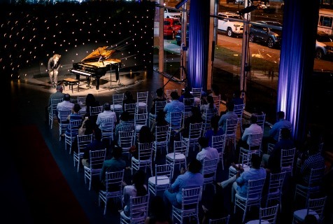 Lee más sobre el artículo La música clásica llenó el Audi Center Santa Cruz  de Hansa Ltda. en un inolvidable concierto de piano