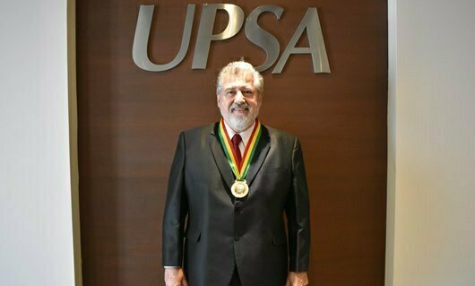 Lee más sobre el artículo Decano de la UPSA recibió Medalla de Oro del  Colegio de Arquitectos de Bolivia