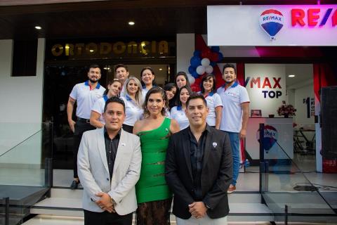 Lee más sobre el artículo RE/MAX Bolivia acompaña el galopante crecimiento   de Cochabamba e inaugura su doceava oficina