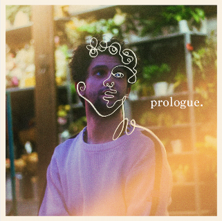 Lee más sobre el artículo Alejandro Montoya presenta su EP “Prologue- (Prólogo)” un símbolo de sanación, resiliencia y conciliación contada en historias