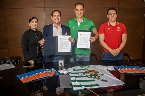Lee más sobre el artículo Nacional Seguros entrega 400 pólizas de seguros a miembros de la Escuela de Fútbol “Tahuichi Aguilera”