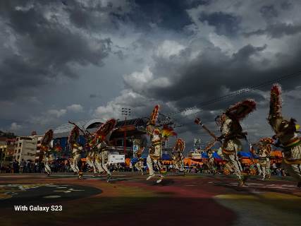 Lee más sobre el artículo Samsung Galaxy S23 retrató la alegría y el colorido del Carnaval de Oruro