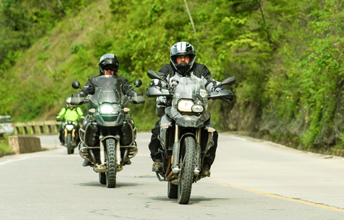 Lee más sobre el artículo Caravana de ‘riders’ BMW Motorrad afronta la denominada Ruta de la Muerte y la vence