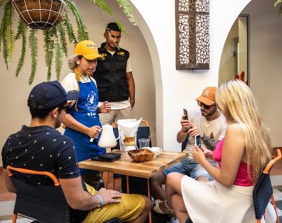 Lee más sobre el artículo Descubre la cultura del café de Santa Marta con el Show de Filtrado de Café Vívolo en Centro de Experiencias de Casa Marina